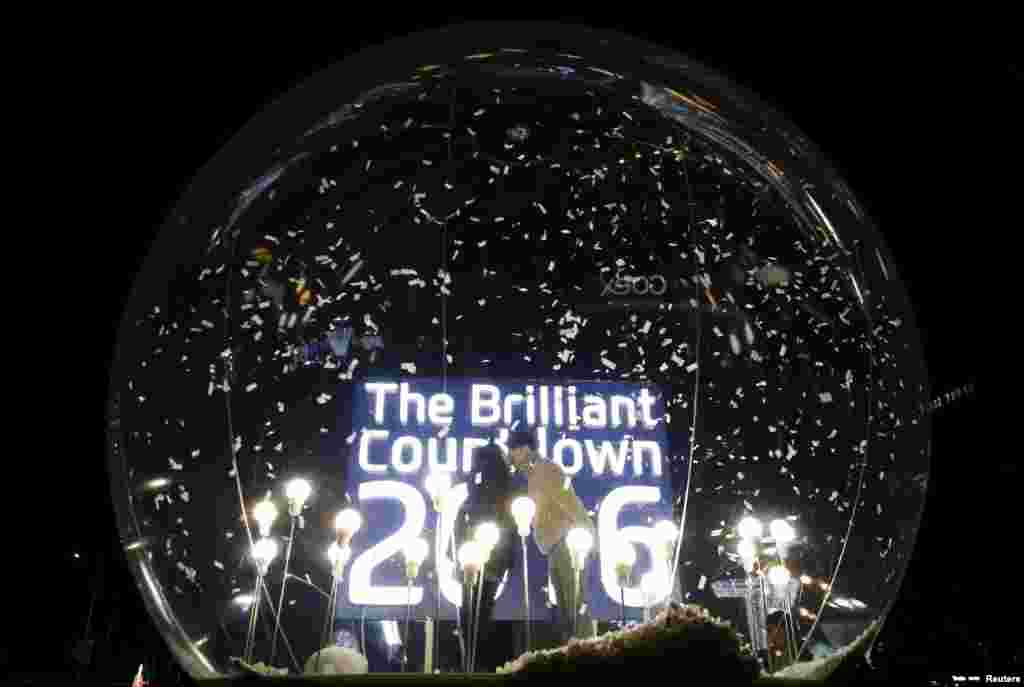 A couple kisses inside a giant inflatable ball during a countdown event to celebrate New Year in Seoul, South Korea, December 31, 2015.