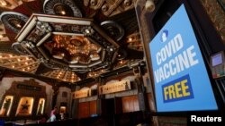 Một địa điểm tiêm ngừa COVID-19 miễn phí ở Los Angeles, California, ngày 12 tháng 6, 2021.