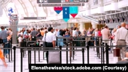 旅客在一个机场内排队过安检。(资料照片)