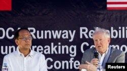 菲律宾国防部长卡利托‧加尔维斯(Carlito Galvez,左)与美国空军部长肯德尔2023年3月20日出席美国投资的巴萨空军基地飞机跑道修复工程的动工仪式。(路透社)