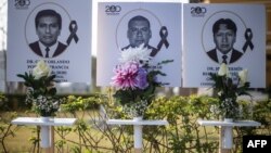 Ảnh của 125 bác sĩ chết trong đại dịch COVID-19 tại Peru, được trưng bày bên ngoài trường Y Peru tại Lima ngày 13/8/2020.