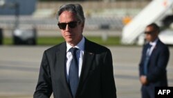 资料照片:美国国务卿布林肯2024年6月7日在法国西北部诺曼底海岸发表演讲后抵达巴黎郊外的奥利机场。(法新社照片)