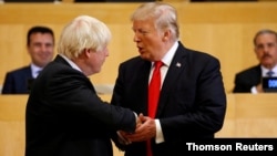 2017年9月18日美国总统特朗普与当时的英国外交大臣鲍里斯·约翰逊(左)在纽约联合国总部握手。
