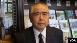 东京大学名誉教授石井明最近专门考察了钓鱼岛周边海域冲绳渔民的作业现状(美国之音歌篮拍摄)