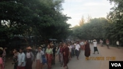 这张2012年11月21日的资料照片显示,缅甸僧人参加抗议游行,反对有中资背景的铜矿项目。(美国之音缅甸语组拍摄)