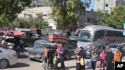 2023年10月13日星期五,以色列军队向加沙北部和加沙城的100多万人口发出撤离警告后,一些巴勒斯坦人逃往加沙地带南部。(美联社)