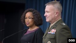 怀特女士与美军高官2018年1月25日主持记者会(美国国防部)