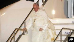 罗马天主教教宗方济各抵达东京羽田国际机场,开始对日本的访问。(2019年11月23日)