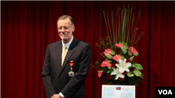 郦英杰2015年7月离任AIT台北办事处副处长时获得台湾政府嘉奖(美国之音杨明)