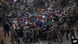 洪都拉斯移民与危地马拉士兵在危地马拉边境发生冲突。(2021年1月17日)