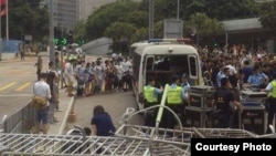 学生和市民阻止扣押设备警车离开(推特图片)