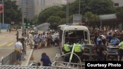 学生和市民阻止扣押设备警车离开(推特图片)