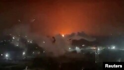 俄罗斯布良斯克一处油库冒出火焰和浓烟。(2024年12月11日)