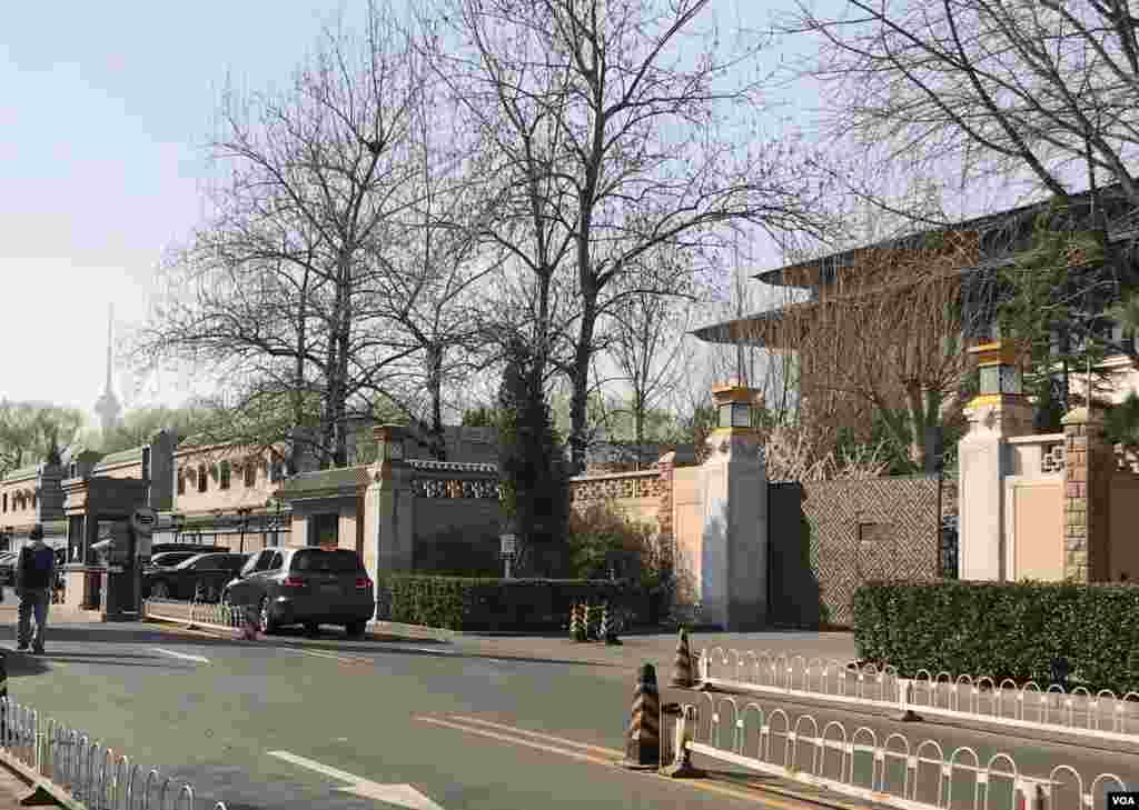 2018年3月25日,中国发展高层论坛年会在美中贸易摩擦不断升级的阴影下于北京钓鱼台国宾馆开幕。图为钓鱼台国宾馆大门。(美国之音叶兵拍摄)