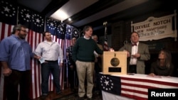 新罕布什尔州的迪克斯维尔山口小镇是自1960年以来总统大选率先投票的选区. 刚刚过了半夜进入星期二凌晨,选民杰夫.史蒂芬森(右二)便投出了该州初选的第一张选票.(2016年2月9日)