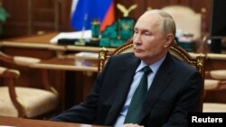 俄罗斯总统普京在克里姆林宫会见莫斯科任命的乌克兰扎波罗热地区俄罗斯控制地区的州长叶夫根尼·巴利茨基(Yevgeny Balitsky)。(2024年11月18日)