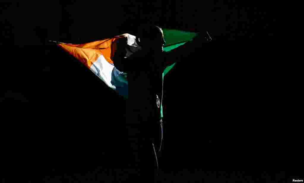 Katie Taylor của Ireland, huy chương vàng môn quyền anh nữ 60 cân trương cờ của nước cô khi lên nhận huy chương. 9/8/2012.  REUTERS/Damir Sagolj