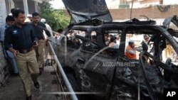 Hiện trường vụ nổ ở Peshawar, Pakistan, ngày 24/5/2013.