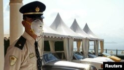 一名保安人员守卫香港一座豪华公寓。(资料照)