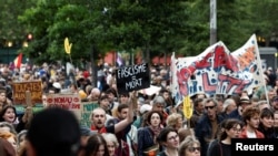 担忧右翼政府崛起的法国民众走上街头表达抗议。(路透社)