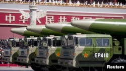 资料照片:中国东风-26型弹道导弹军车驶过举行纪念二战胜利阅兵式的天安门广场。(2015年9月3日)