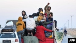 资料照片:叙利亚库尔德人逃离北部城市阿勒颇郊区地段。(2024年12月2日)