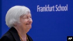 2024年5月21日,美国财政部长耶伦在德国法兰克福金融学院微笑着接受荣誉博士学位。(美联社照片)