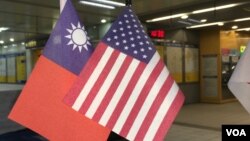 陈列于台北捷运站的装饰性美国和中华民国国旗(美国之音齐勇明摄)