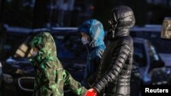 纽约市学校宣布关门后学生们离开学校(路透社2020年11月18日)