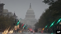 10月29日早晨,桑迪飓风主力还未到时,首都华盛顿就陷入大风疾雨之中。