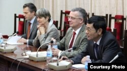 Ông Löning (giữa) cùng bà Đại sứ Đức Jutta Frasch trong cuộc thảo luận với các đại diện của Ủy ban Đối ngoại Quốc hội Việt Nam.