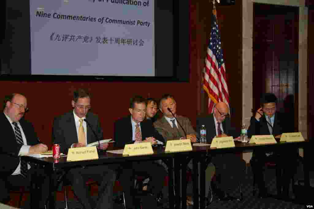 2014年12月3日,支持法轮功的《大纪元时报》和《全球退出中共服务中心》在国会山举办研讨会,斯托克曼众议员和一些专家与活动人士出席会议。