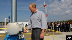 资料照:俄罗斯总统普京出席在俄罗斯远东阿穆尔州举行的中俄输油管俄方部分开通仪式。(2010年8月29日)