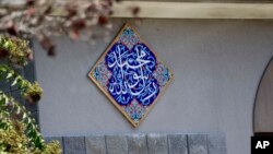 Hình ảnh Trung tâm Hồi giáo của Mississippi tại Starkville, Mississippi, nơi Muhammad Dakhlalla 22 tuổi là một thành viên và cha mình, ông Oda H. Dakhlalla, là lãnh tụ Hồi giáo.