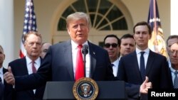 美国总统特朗普就美国与加拿大达成取代《北美自由贸易协定》(NAFTA)的《美国-墨西哥-加拿大协定》(USMCA)在白宫主持记者会。