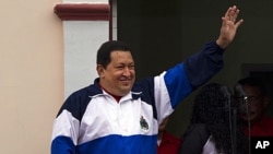 Tổng thống Venezuela Hugo Chavez vẫy chào người ủng hộ từ dinh tổng thống Miraflores ở Caracas, ngày 13/4/2012.
