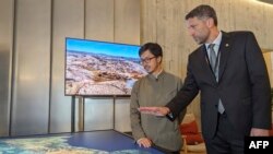 NEOM执行董事塔雷克·卡杜米(Tarek Qaddumi,右)在香港的M+博物馆向负责实施中国“一带一路”倡议的香港最高官员何力治(Nicholas Ho左)介绍NEOM。