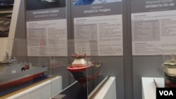 俄罗斯邀请中国投资北极的同时,也在加紧控制北极。2015年的莫斯科武器展上,俄罗斯展出了在北极地区使用的巡逻舰、破冰船和拖船模型。(美国之音白桦)