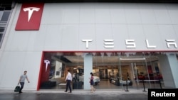 资料照:特斯拉在北京总部外的一处专卖店(2018年7月11日)