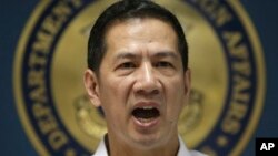 2013年9月2日,菲律宾外交部发言人费尔南德兹在记者会上宣读一份有关阿基诺总统取消到中国参加东盟博览会行程的声明。