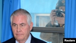 美国国务卿蒂勒森访韩期间听取联合国军司令、美国陆军上将布鲁克斯介绍情况(一名朝鲜士兵透过窗户拍照)