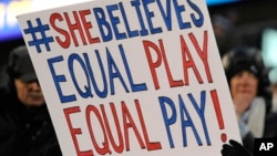 2017年4月4日美国女足与哥伦比亚女足比赛时,一名女孩高举呼吁同工同酬的标语。