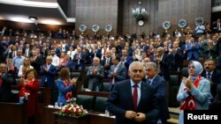 土耳其总理耶尔德勒姆(前)于国会。(资料照片)