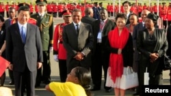 2013年3月25日中国国家主席习近平,坦桑尼亚总统基奎特,中国第一夫人彭丽媛和坦桑尼亚第一夫人萨尔玛·基奎特在在达累斯萨拉姆的尼雷尔国际机场。这次访问中签订的巴加莫约港综合开发项目合作备忘录,如今被叫停。