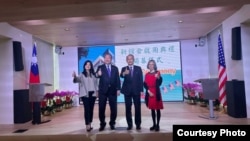 驻美国台北经济文化代表处代表俞大㵢(左2)与驻旧金山台北经济文化办事处处长赖铭琪(左3)主持台湾政府在旧金山自购的办事处大楼开幕仪式。(2025年2月27日,驻美国台北经济文化代表处提供)