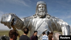 人们在蒙古乌兰巴托参观成吉思汗塑像。(2019年6月1日)