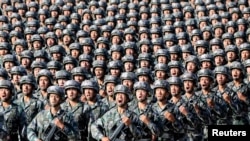 中国解放军军人在内蒙古朱日和训练基地准备参加阅兵,庆祝解放军建军90周年。(2017年7月30日)
