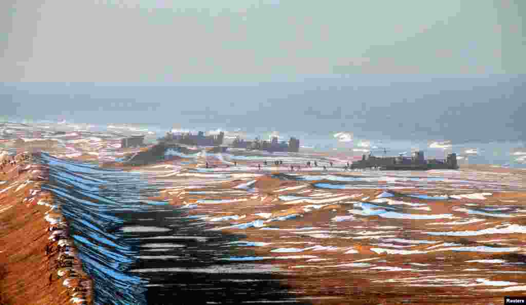 2013年3月25日,朝鲜人民军士兵在朝鲜东海岸参加登陆和反登陆演习。参加演习的包括324大联合部队、287大联合部队与海军597联合部队。