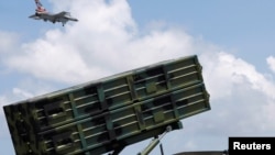 台湾空军F-16战机高雄冈山空军基地演出时飞越天弓一型防空导弹的上空。(2017年8月7日)