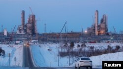 FILE - Sebuah mobil melaju di dekat fasilitas pabrik pemrosesan gas Amur, bagian dari proyek "Power of Siberia" Gazprom, di luar kota Svobodny di timur jauh, di wilayah Amur Rusia, 29 November 2019.